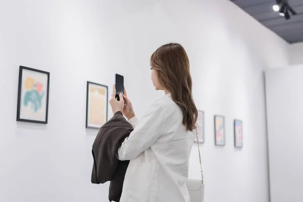 Mulher Visitando Galeria Arte Ela Olhando Fotos Parede Assistindo Foto — Fotografia de Stock