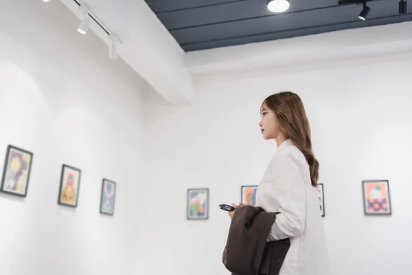 Donna Visita Galleria Arte Sua Ricerca Immagini Sul Muro Guardando — Foto Stock