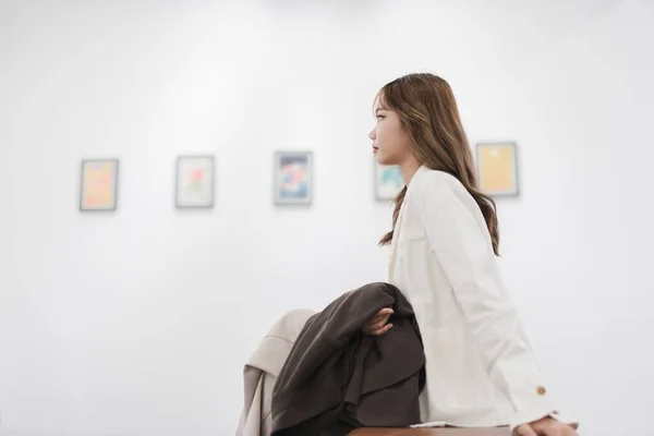 Sanat Galerisini Ziyaret Eden Bir Kadın Duvardaki Resimleri Sanat Müzesindeki — Stok fotoğraf