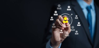 HRM veya İnsan Kaynakları Yönetimi, El kenesi veya seçici ve personel geliştirme işe alma liderliği ve müşteri hedef grubu kavramının personel ikonları arasında yer alan yönetici simgesini kabul et.