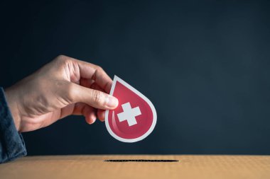 Kan bağışı kutusuna kesilmiş kan kağıtları, kan nakli, dünya kan bağışı günü, kan vermek için kızıl haç. Dünya hemofili günü konsepti.