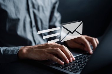 İş adamı dizüstü bilgisayarla müşteriye e-posta gönderiyor, iş bağlantısı ve iletişimi, e-posta simgesi, e-posta pazarlama kavramı, e-posta ya da bülten, çevrimiçi çalışan internet ağı.