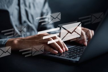 İş adamı dizüstü bilgisayarla müşteriye e-posta gönderiyor, iş bağlantısı ve iletişimi, e-posta simgesi, e-posta pazarlama kavramı, e-posta ya da bülten, çevrimiçi çalışan internet ağı.