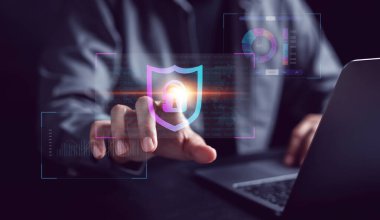 Verileri korumak için siber güvenlik ve gizlilik kavramları. İnternet ağı güvenlik teknolojisi olan bir iş adamı. İş adamı kişisel verileri sanal ekran arayüzleriyle bilgisayara kilitliyor. siber güvenlik.