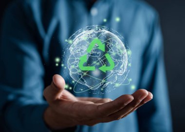 Geri dönüşüm sembolü olan ekoyu tutan adam dünyayı, iyi atmosferi, gezegeni ve enerji kavramını kurtardı.