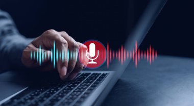 İş adamı, müşteriler, tele pazarlama, danışmanlık, bilgi ve uygulamalara ses yardımı erişimi ile konuşmayı bilgisayar üzerinden kaydediyor, bir mesaj yazıyor ve bir mesaj gönderiyor.