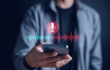 İş adamı, müşterilerle akıllı telefon, tele pazarlama, danışmanlık, bilgi ve uygulamalara ses yardımı erişimi yoluyla konuşmayı kaydediyor, bir mesaj yazıyor ve bir mesaj gönderiyor..
