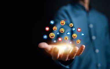 Sosyal medya ve dijital internet, sosyal medyada akıllı telefon kullanan adam. Tatilde yaşamak ve sosyal medya oynamak. Küresel ticarette çevrimiçi pazarlama, teknoloji ağı bağlantısı.