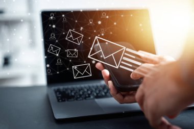 İş adamı dizüstü bilgisayarla müşteriye e-posta gönderiyor, iş bağlantısı ve iletişimi, e-posta simgesi, e-posta pazarlama kavramı, e-posta ya da bülten, çevrimiçi çalışan internet ağı.