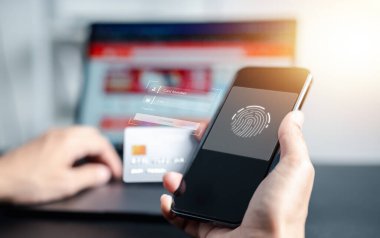 Çevrimiçi ödeme e-ticaret konsepti alışverişi. Kredi kartı, bankacılık ve çevrimiçi alışveriş için mobil bankacılık uygulaması, elektronik işlem ve finans teknolojisi üzerinden akıllı telefon anahtar numarasını kullanan bir adam.