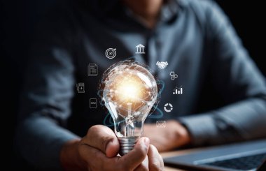 İş adamı ampul planlama liderliği ve Business Global Internet bağlantı teknolojisi ve dijital pazarlama, Finansal ve bankacılık, Dijital bağlantı teknolojisine sahip müşteri hedef grubunu elinde tutuyor