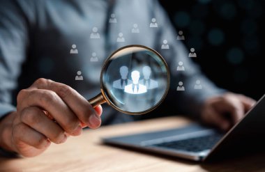 HR ya da İnsan Kaynakları 'nı işe almak. Seçici yeni kariyer toplama alanları. Çevrimiçi teknolojiyle adam topluyor. İşsizlik araştırması. İş başvurusu görüşmesi. Kariyerinizi bulun.