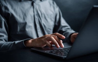 Bilgisayarda çalışan bir iş adamı. Hisse senedi işi büyümesi, ilerleme ya da başarı. İşadamı ticaret için dizüstü bilgisayar kullanıyor, borsaya yatırım yapıyor veya dijital pazarlamada çalışıyor.