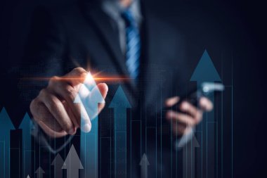 Artan ok için el çizimi. Borsa; iş büyümesi; ilerleme; başarı. İşadamı, işlemci için akıllı telefon kullanıyor. Sanal sanal bir hisse senedi gösteriyor; ticarete yatırım