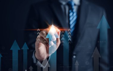 Artan ok için el çizimi. Borsa, iş büyümesi, ilerleme, başarı. İşadamı, işlemci için akıllı telefon kullanıyor. Sanal sanal bir hisse senedi gösteriyor, ticarete yatırım yapıyor.