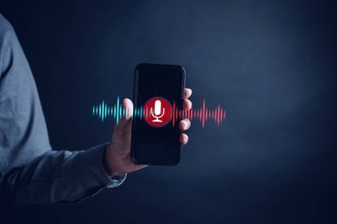 İş adamı, müşterilerle akıllı telefon, tele pazarlama, danışmanlık, bilgi ve uygulamalara ses yardımı erişimi yoluyla konuşmayı kaydediyor, bir mesaj yazıyor ve bir mesaj gönderiyor..