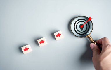 İş büyümesi başarı kavramı, gelişim planlama liderliği ve müşteri hedef grubu için basamak veya merdiven