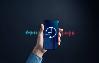 24 saat aralıksız servis konsepti. İş adamı elinde akıllı telefonu 7 / 24 tutuyor dünya çapında aralıksız ve servis konseptinin tam zamanlı teması için. Müşteri hizmetleri
