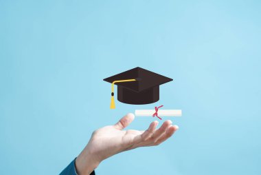 Eğitim başarıya götürür, hedef mezun olur. Kariyer yolu ve iş hayatında ilk, mezuniyet başarı hedefleri konsepti. Ellerinde mezuniyet şapkası.