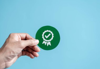 En iyi hizmet kalitesi teminatı, ISO sertifikası, kalite, garanti, standartlar, ISO standartlaştırması ile birlikte bir iş adamı. QA ve Kalite Kontrolü veya QC ve iyileştirme.