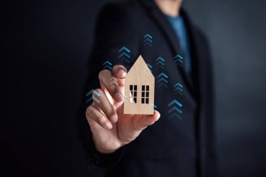 Gayrimenkul değeri arttı. İşadamı ev sahibi yatırım planlama gayrimenkul işletme gelir kazanma Yatırımcı düşünme stratejisi.