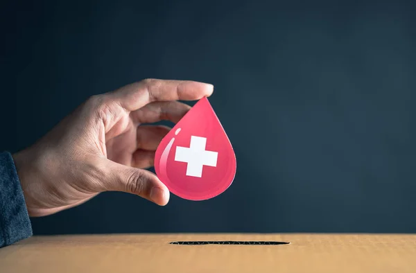 Hände Lassen Blutpapier Spendenbox Schneiden Bluttransfusion Weltblutspendertag Rotes Kreuz Blut — Stockfoto