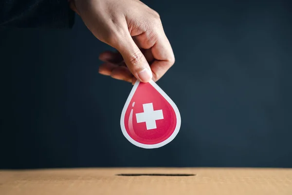 Hände Lassen Blutpapier Spendenbox Schneiden Bluttransfusion Weltblutspendertag Rotes Kreuz Blut — Stockfoto