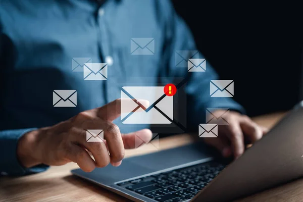 컴퓨터로 이메일을 보내는 사업가 이메일 아이콘 이메일 마케팅 이메일이나 온라인 — 스톡 사진