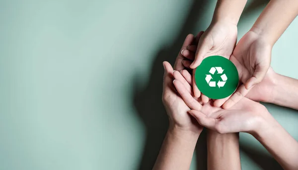 グリーンエネルギー 再生可能エネルギー 持続可能な資源を節約する人々を助ける 環境生態系 手のリサイクルアイコン紙を背景に クリーン生態系の概念をカット — ストック写真