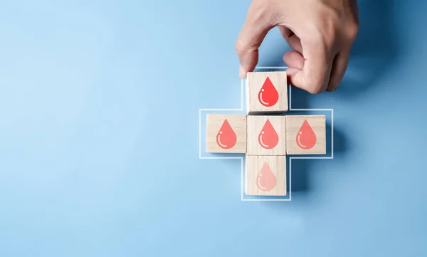 Blutspende Spender Spendenkonzept Blutspender Hände Die Einen Würfelblock Aus Holz — Stockfoto