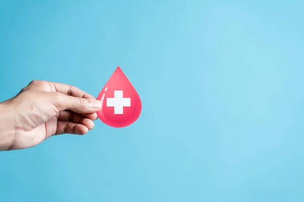 Hände Halten Bluttropfen Papierschnitt Bluttransfusion Welt Blutspendertag Rotes Kreuz Blut — Stockfoto