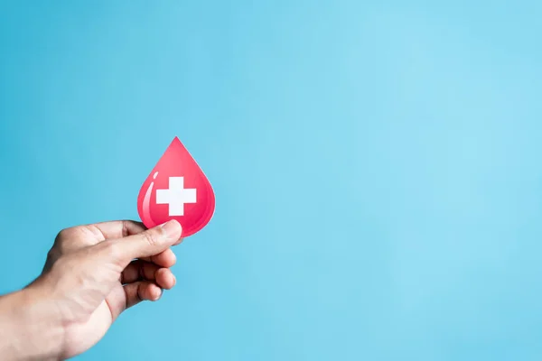 Hände Halten Bluttropfen Papierschnitt Bluttransfusion Welt Blutspendertag Rotes Kreuz Blut — Stockfoto
