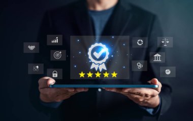 Üst düzey hizmet kalitesi teminatı, ISO sertifikası, kalite, garanti, Standartlar, ISO, standartlaştırma gibi hizmetleri olan bir işadamı. QA ve Kalite Kontrolü veya QC ve iyileştirme.