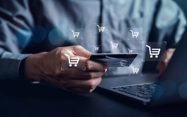 Çevrimiçi ödeme e-ticaret konsepti alışverişi. Akıllı telefon, bankacılık ve çevrimiçi alışveriş kullanan bir adam mobil bankacılık uygulaması, elektronik işlem ve finans teknolojisi ile