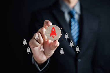 Roket ikonu liderlik kavramına sahip bir iş adamı. Kısayol Üstel Büyüme veya bileşik faiz, yatırım hızlı yol, zenginlik veya yükselen grafik artan kazanç.