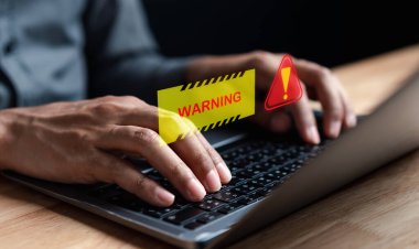 Sistem uyarı işareti uyarı hatası ve bakım konsepti. Bilgisayar ağına siber saldırı. Siber güvenlik savunmasızlığı, veri sızıntısı, yasadışı bağlantı, gizli bilgi.