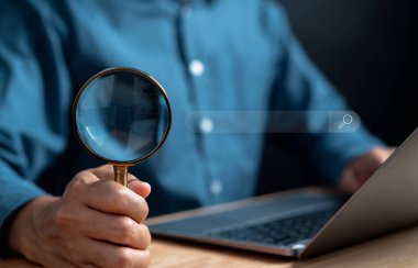 İş adamı Sanal Ekran Veri Arama Teknolojisi Arama Motoru optimizasyonu için büyüteç kullanıyor. Adam bilgi aramak için bilgisayarı kullanıyor. Veri için Arama Konsolu Kullanılıyor.