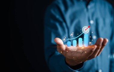 İş adamı iş hedefi geliştirme planlama liderliği ve müşteri hedef grubu, yatırım büyüme ve başarı geliştirme, başarı, hedef, strateji ve finans kavramını gösteriyor.