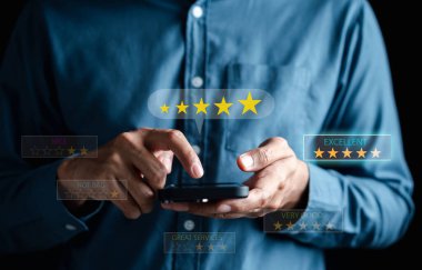 Akıllı telefon kullanarak geri bildirim memnuniyet servisi, müşteri hizmetleri deneyimi ve iş memnuniyeti anketi için beş yıldızlı bir simge seçin. en kaliteli ürün ve hizmet.