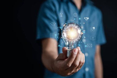 Eğitimli ve mezuniyet konsepti olan ampulü tutan bir adam. Yaratıcı düşünce ve problem çözme çözümü hakkında bilgi edinmek, e-öğrenim çevrimiçi eğitim diploması