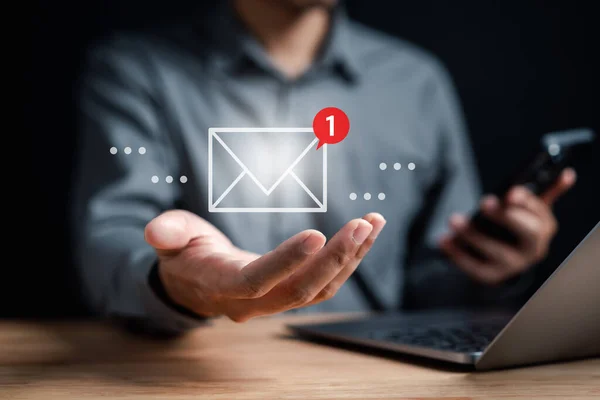 사업가는 컴퓨터를 고객에게 새로운 이메일을 의사소통 이메일 아이콘 이메일 마케팅 — 스톡 사진