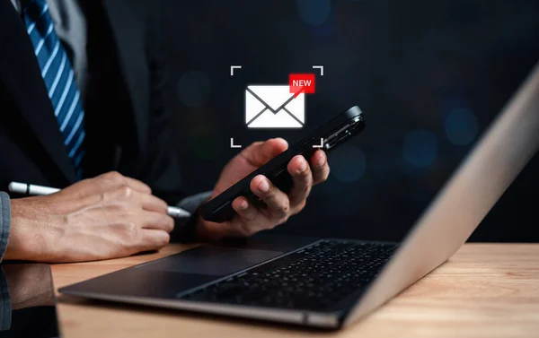 사업가는 컴퓨터를 고객에게 새로운 이메일을 의사소통 이메일 아이콘 이메일 마케팅 — 스톡 사진