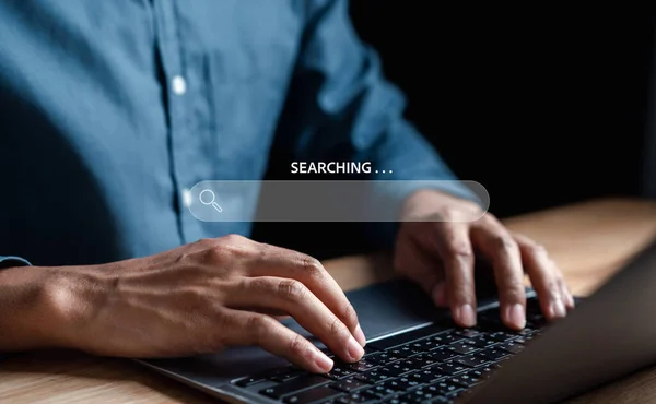 Бизнесмен Использует Увеличительное Стекло Search Virtual Screen Data Search Technology — стоковое фото