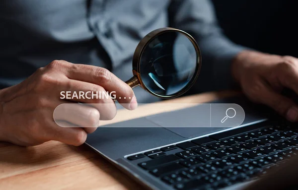 Бізнесмен Використовує Збільшуючий Скляний Пошук Віртуальному Екрані Технологія Пошуку Даних — стокове фото