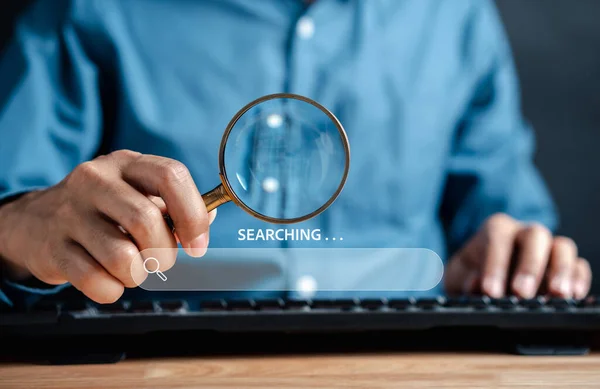 Επιχειρηματίας Χρήση Μεγεθυντικό Φακό Αναζήτηση Εικονική Οθόνη Data Search Technology — Φωτογραφία Αρχείου
