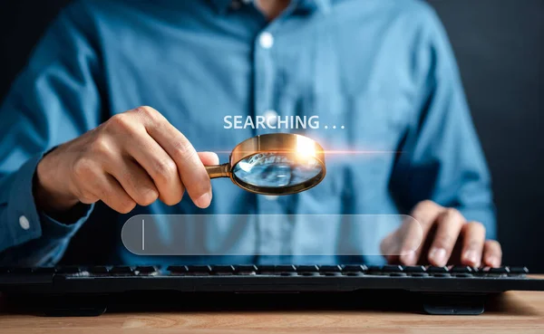 Бизнесмен Использует Увеличительное Стекло Search Virtual Screen Data Search Technology — стоковое фото