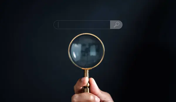 ビジネスマンは 仮想画面上で虫眼鏡検索データ検索技術検索エンジン最適化を使用します 人は情報を捜すのにコンピュータを使用する データの検索コンソールの使用 — ストック写真