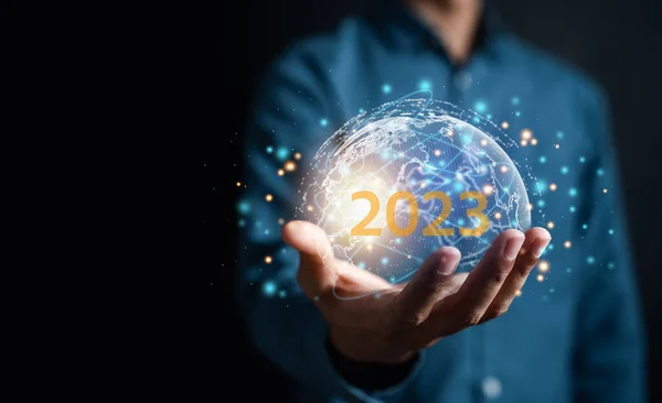 2023 Yılında Küresel Internet Bağlantı Teknolojisine Çevrimiçi Bilgileri Gösteren Işadamı — Stok fotoğraf