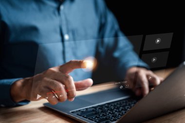 Sanal ekran üzerinde e-öğrenme, İnternet 'te video izleme, web sitesi, İnternet' te eğitim, e-öğrenme, webinar, video özel ders ile çevrimiçi öğrenme