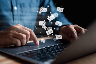 İş adamı dizüstü bilgisayarla müşteriye e-posta gönderiyor, iş bağlantısı ve iletişimi, e-posta simgesi, e-posta pazarlama kavramı, e-posta ya da bülten, çevrimiçi çalışan internet ağı.